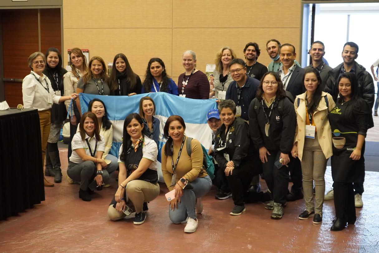 grupo de homens e mulheres da Nucoffee presentes na Specialty Coffee Expo, Boston (EUA)